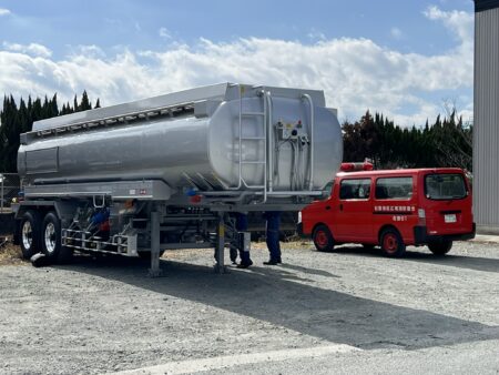 【新車導入】新しい石油ローリーが仲間入り！安全運行への第一歩「消防検査」とは？